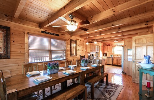 Gatlinburg - Pigeon Forge House | 12 mins to Parkway. Scintillating Spring Views but no steep roads