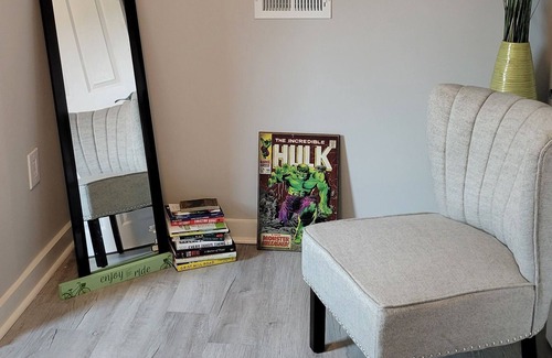 Mosby Apartment | 12 minutes to downtown/Airport. Center location to any path you wish to take.