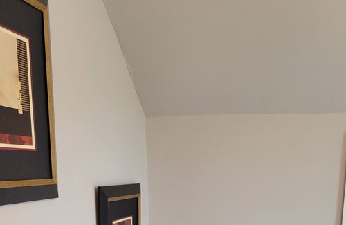 Mosby Apartment | 12 minutes to downtown/Airport. Center location to any path you wish to take.