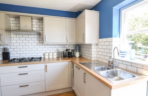 Rousdon Cottage | 12 THE GARDENS, family friendly, with a garden in Lyme Regis
