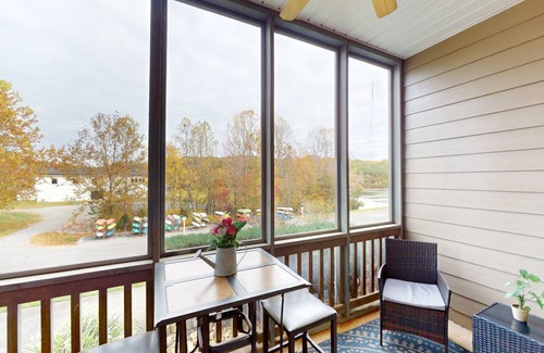 Huddleston Condo | 120 m² Condo ∙ 2 bedrooms ∙ 8 guests