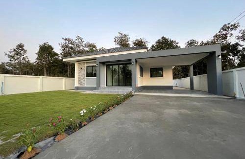 Phibun Mangsahan House | 120 m² House ∙ 3 bedrooms ∙ 10 guests