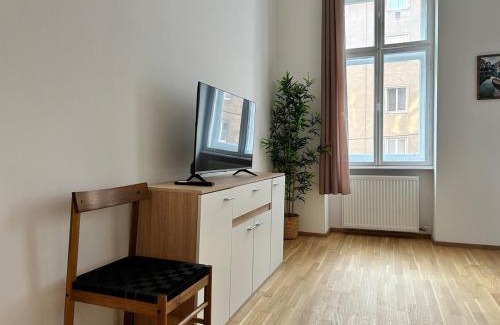 Simmering Apartment | 120 m2 Sunny & Calm Long-Term Apartment with Free Parking