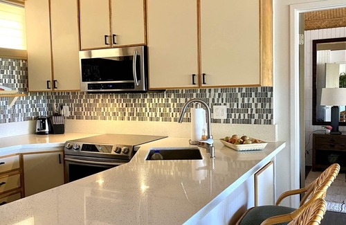 Kihei Condo | 1200 sqft Beach Front Penthouse just steps to Beach! Ocean Views from all rooms!