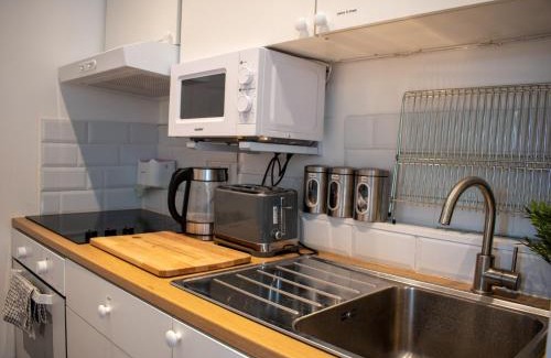 Bishop's Stortford Apartment | 121 Studio - Central Studio Apartment, Terrace & Full Kitchen - Airport & Train Shuttle