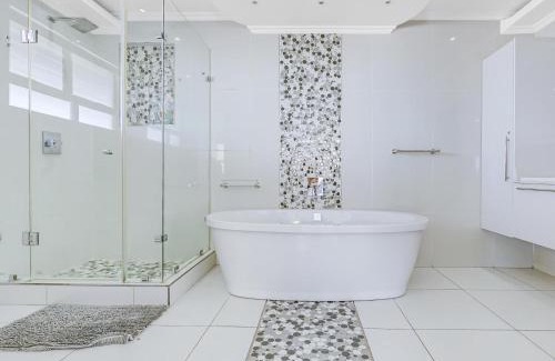 Umdloti Apartment | 122 Camarque-Lavish lookout Penthouse