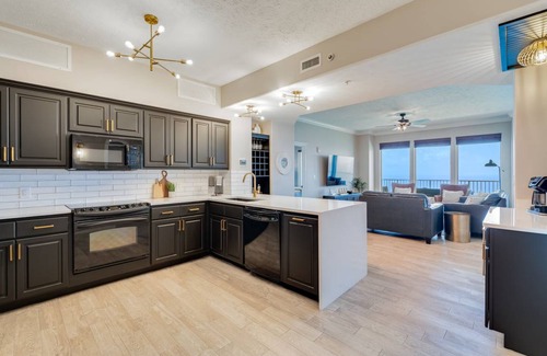 Thomas Drive Condo | 122 m² Condo ∙ 2 bedrooms ∙ 8 guests