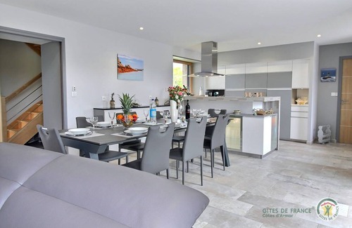 Quemperven House | 122 m² Gîte ∙ 5 bedrooms ∙ 8 guests