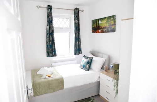 Fryent House | 125 m² House ∙ 4 bedrooms ∙ 11 guests