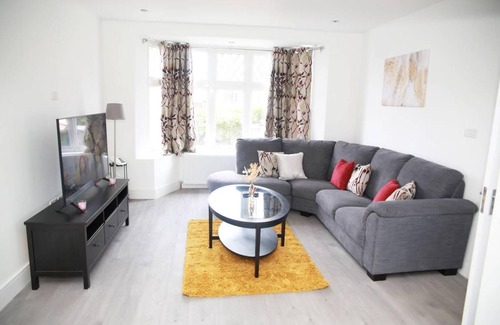 Fryent House | 125 m² House ∙ 4 bedrooms ∙ 11 guests