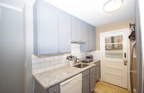 Lindridge-Martin Manor House | 1272 Great Downtown Location nice 2 bedroom home on quite street