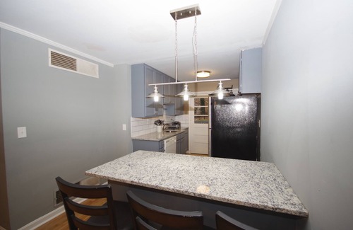 Lindridge-Martin Manor House | 1272 Great Downtown Location nice 2 bedroom home on quite street