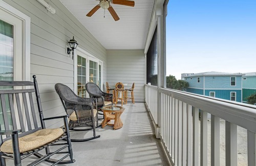 Folly Beach Condo | 129 m² Condo ∙ 3 bedrooms ∙ 6 guests