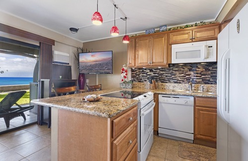 Kahana Apartment | 12ft to the Ocean, Oceanfront Studio, Awesome Sunsets & Hawaiian Island views