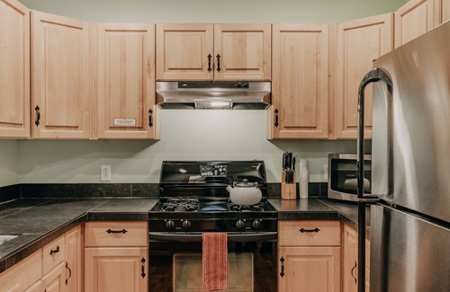 Glacier Cabin | 12gs - Bbq - Wifi - Dishwasher - Sleeps 4 2 Bedroom Home by RedAwning