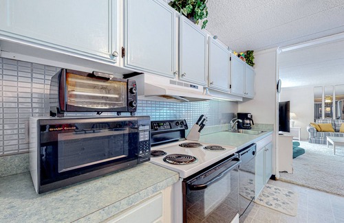 Midtown Ocean City Condo | 12th-floor condo with ocean & sunset views, 2 balconies, outdoor pool, streaming