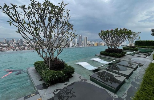 George Town Apartment | 13 Beacon Executive Suites #RoofTopPool #LuxurySuites
