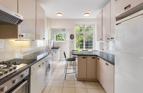 Golders Green House | 13-Bed London Gem, Opposite Tube perfect for groups and families