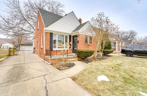 Dearborn House | 13 Mi to Downtown Detroit Bright Home