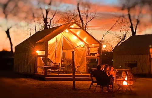 Prairie Lea House | #13 Son's Blue River Camp Glamping Cabin w/1 Queen, 1 Twin