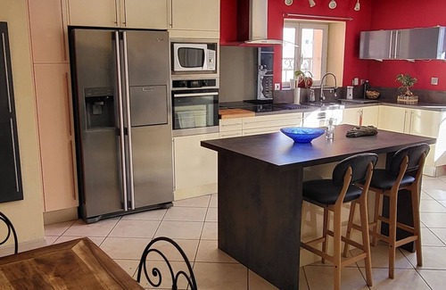 Pierrelatte Apartment | 130 m² air-conditioned apartment with large terrace - 2 bedrooms + master suite