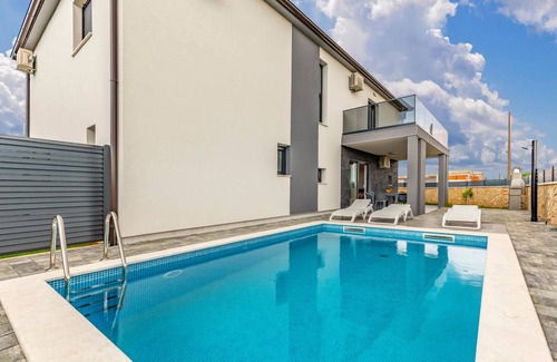 Pomer House | 130 m² Maisonette ∙ 2 bedrooms ∙ 5 guests