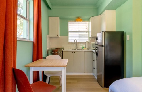 Bay Esplanade Apartment | 130 · ☀Pool✔ Kitchen✔ Beach✔ Self Checkin✔ Free Parking✔