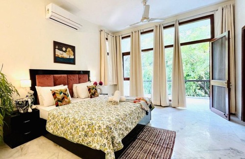 Sushant Lok Phase 1 Apartment | 1300 m² Apartment ∙ 2 bedrooms ∙ 5 guests