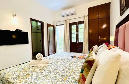 Sushant Lok Phase 1 Apartment | 1300 m² Apartment ∙ 2 bedrooms ∙ 5 guests