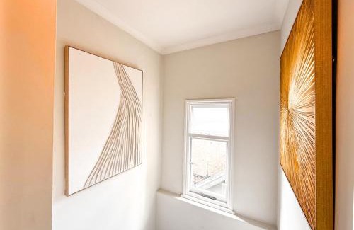 Fitzrovia Apartment | 1300ft Fitzrovia Soho 2B2B by Tottenham Court Road Station Elizabeth line & Oxford Street