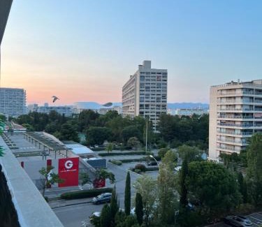 Sainte-Anne Apartment | 130m2 de standing, 5min plages et stade, Parking gratuit, 5e et dernier étage avec ascenseur, vue montagne