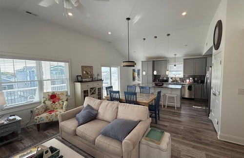 Wildwood Condo | 131 W Spicer Ave, Unit 2