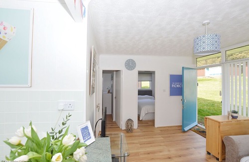 Cromer Cottage | 132 Kings Chalet Park - a holiday chalet that sleeps 4 guests in 2 bedrooms