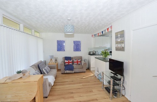 Cromer Cottage | 132 Kings Chalet Park - a holiday chalet that sleeps 4 guests in 2 bedrooms