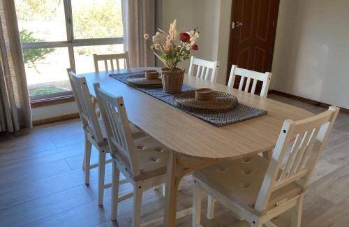 Kingscote House | 135 m² House ∙ 2 bedrooms ∙ 5 guests