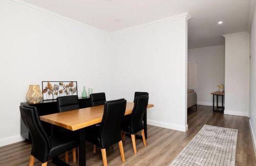 Bankstown House | 135 m² House ∙ 3 bedrooms ∙ 8 guests