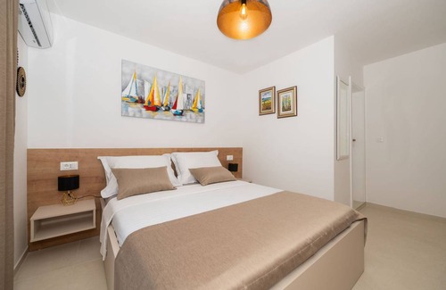 Bratus House | 135 m² House ∙ 3 bedrooms ∙ 7 guests