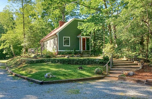 Pittsboro Cottage | 136 m² Cabin ∙ 2 bedrooms ∙ 6 guests