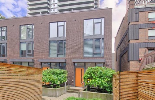 Church and Wellesley House | 137 m² House ∙ 3 bedrooms ∙ 6 guests