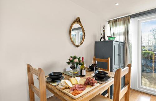 Bury St Edmunds House | 139 I Abbey House I Characterful & Peaceful 1BR House w Garden, Rooftop Balcony, Fully Equipped Kitchen and Dedicated Workspace