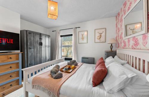 Bury St Edmunds House | 139 I Abbey House I Characterful & Peaceful 1BR House w Garden, Rooftop Balcony, Fully Equipped Kitchen and Dedicated Workspace