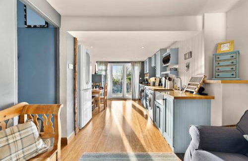 Bury St Edmunds House | 139 I Abbey House I Characterful & Peaceful 1BR House w Garden, Rooftop Balcony, Fully Equipped Kitchen and Dedicated Workspace