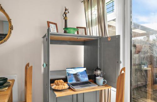 Bury St Edmunds House | 139 I Abbey House I Characterful & Peaceful 1BR House w Garden, Rooftop Balcony, Fully Equipped Kitchen and Dedicated Workspace