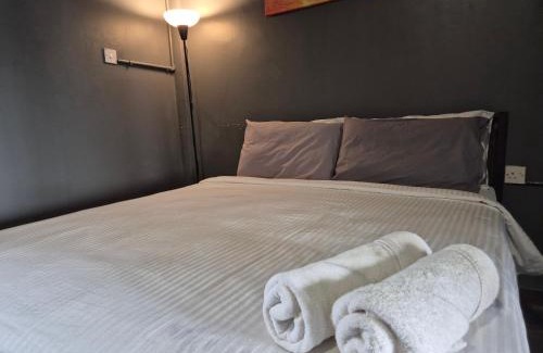 Si Rusa Apartment | 13pax BAYU EXECUTIVE SUITE 3R2B, SEASIDE, ROOFTOP BBQ, WATERSPORT, Pool, Wifi, 50"TV