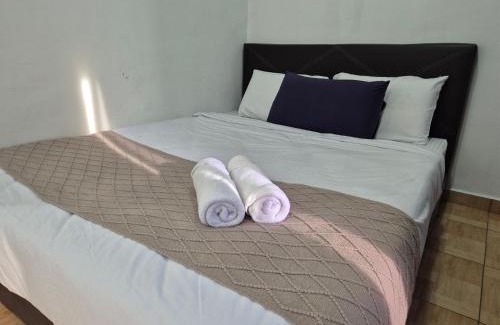 Taman Tanjung House | 13pax GLORY EXECUTIVE SUITE 3R3B, DOORSTEP BEACH, POOL, BBQ, Wifi, 50"TV