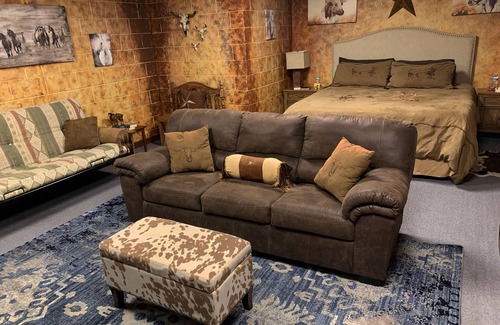 Groveland House | 14 Beautiful Themed bedrooms, Sleeps 65 in beds 7 LG bathrooms & HUGE game room!