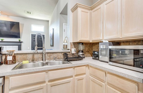 Edmond House | 14 Mi to Dtwn OKC: Edmond Gem w/Fenced Yard!