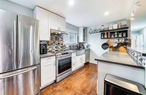 Renton House | 14 Mi to Dtwn Seattle: Sleek Home w/Large Yard