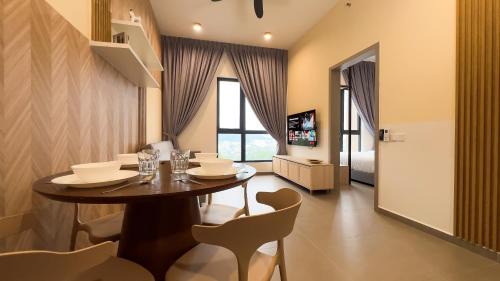 Sungai Penchala Apartment | 14 Mossaz skypool 5mins to 1U and Ikea atEmpire City by Light House
