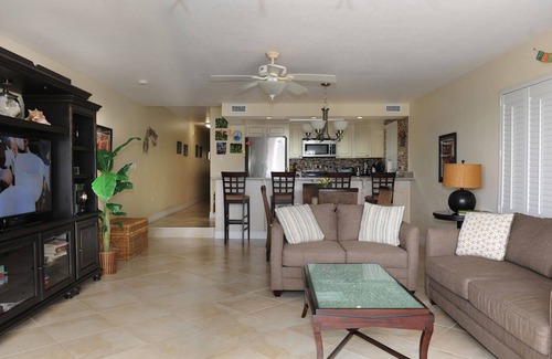 Seven Mile Beach Condo | #14 Oceanfront Discovery Point Club -Fall Spec. Stay 6 & Get the 7th Night FREE!